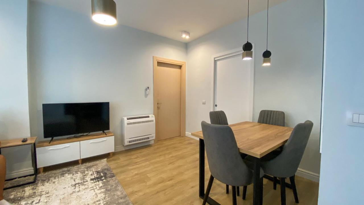 Centrally Located Glamorous Bright Apt Near Bazaar Tirana Exteriör bild