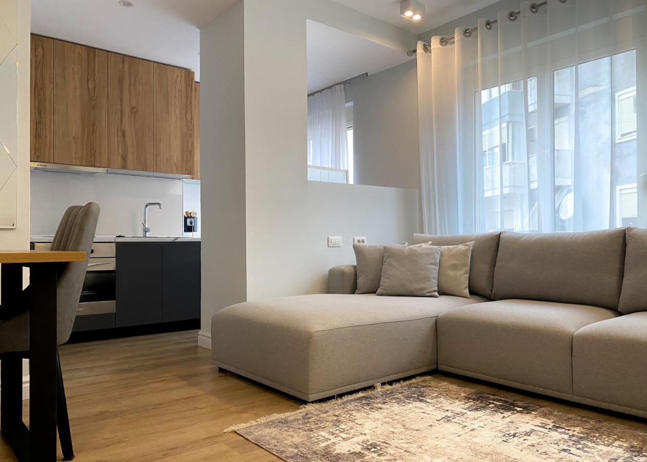 Centrally Located Glamorous Bright Apt Near Bazaar Tirana Exteriör bild