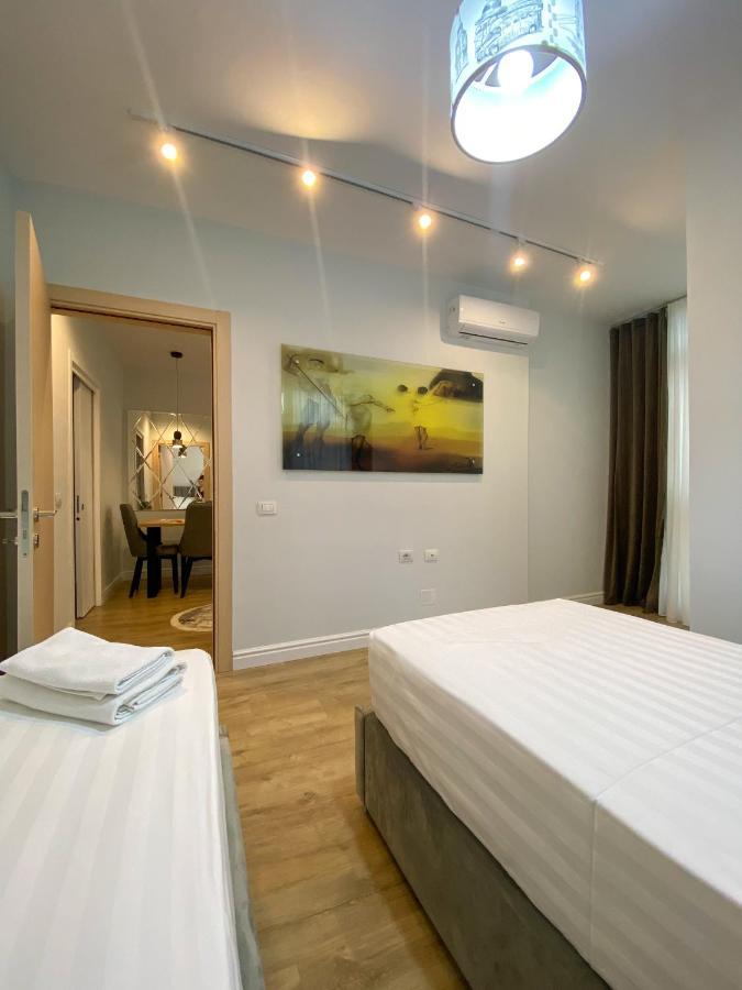 Centrally Located Glamorous Bright Apt Near Bazaar Tirana Exteriör bild