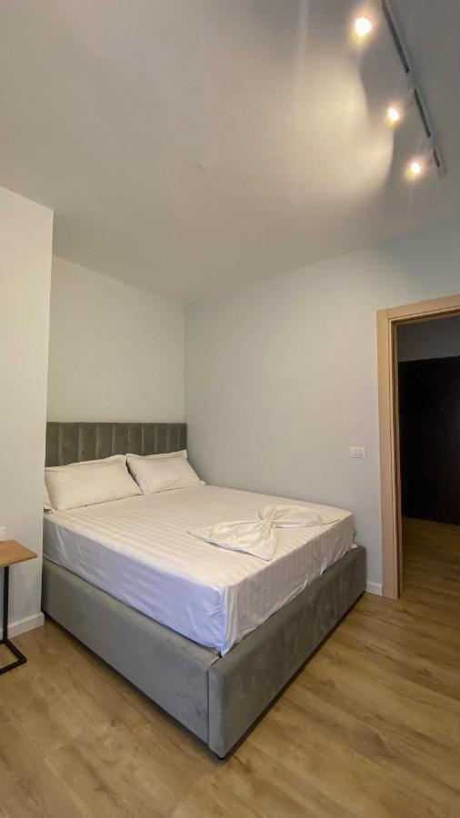 Centrally Located Glamorous Bright Apt Near Bazaar Tirana Exteriör bild