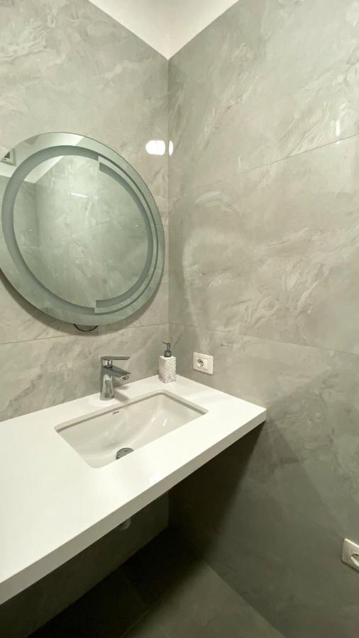 Centrally Located Glamorous Bright Apt Near Bazaar Tirana Exteriör bild